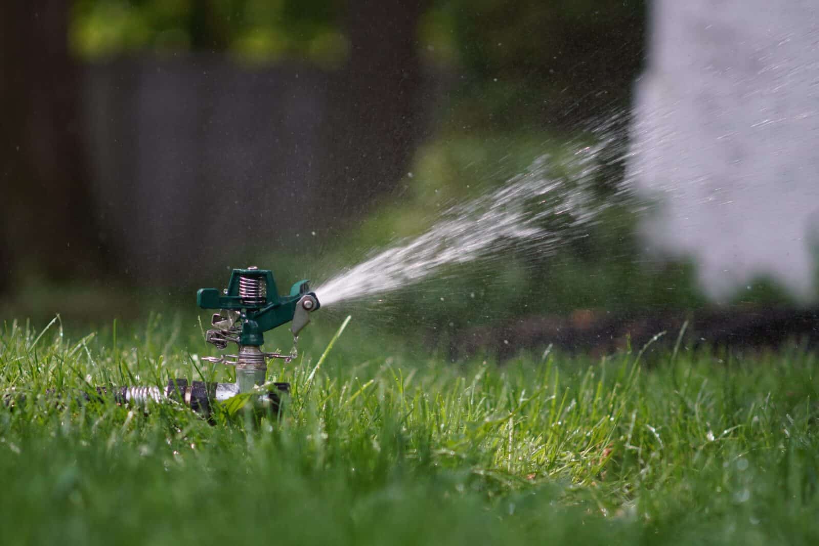 You are currently viewing Water-Saving Tips: Maximizing Efficiency with Sprinklers